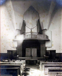 Liturgisch centrum met het oorspronkelijke orgel dat in de oorlog werd beschadigd
<br/>
Beeldbank Stadsarchief, ca 1929